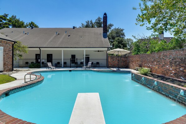 Una piscina al aire libre