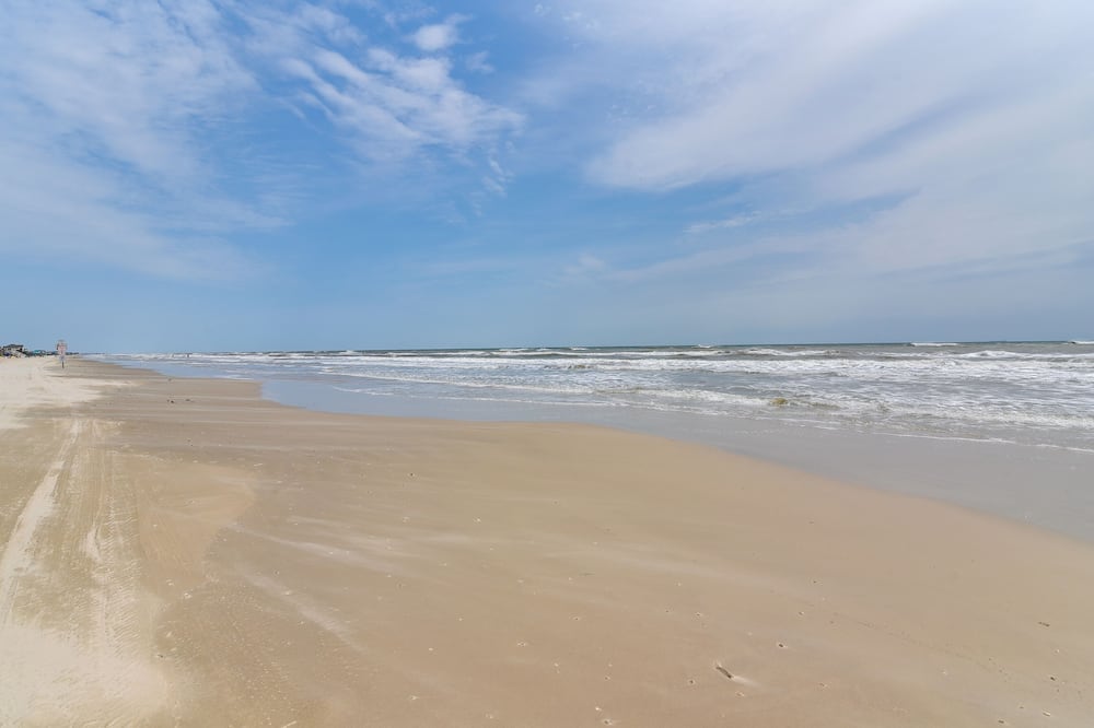 Walk to Gulf: Surfside Beach Home w/ Deck - Oyster Creek, TX