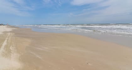 Walk to Gulf: Surfside Beach Home w/ Deck