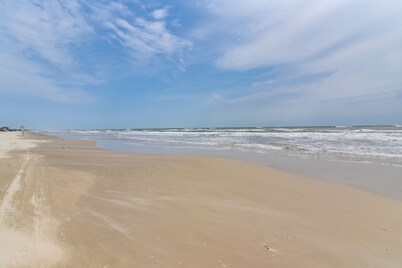 Walk to Gulf: Surfside Beach Home w/ Deck