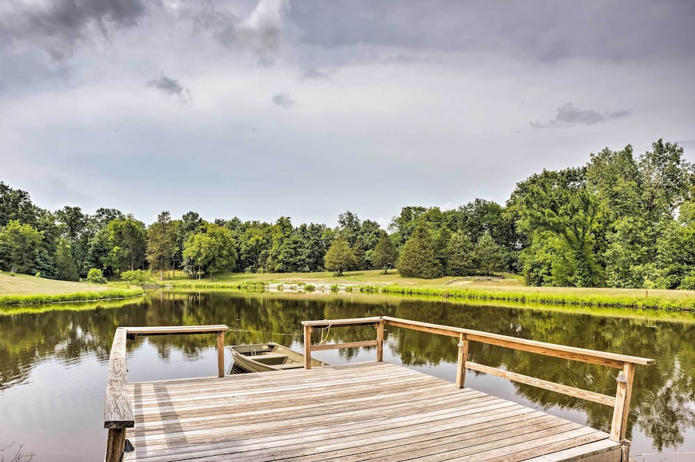 Cozy Missouri Retreat w/ Pool, Pond & Fire Pit! - Freedom, MO
