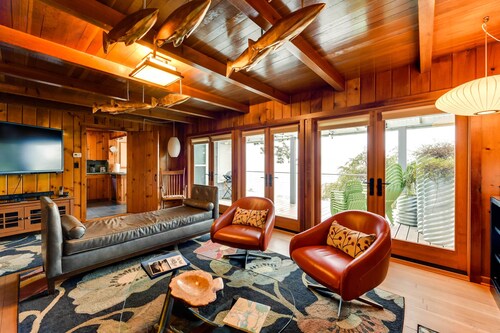 'the Nest' Gorgeous Waterfront La Conner Getaway!