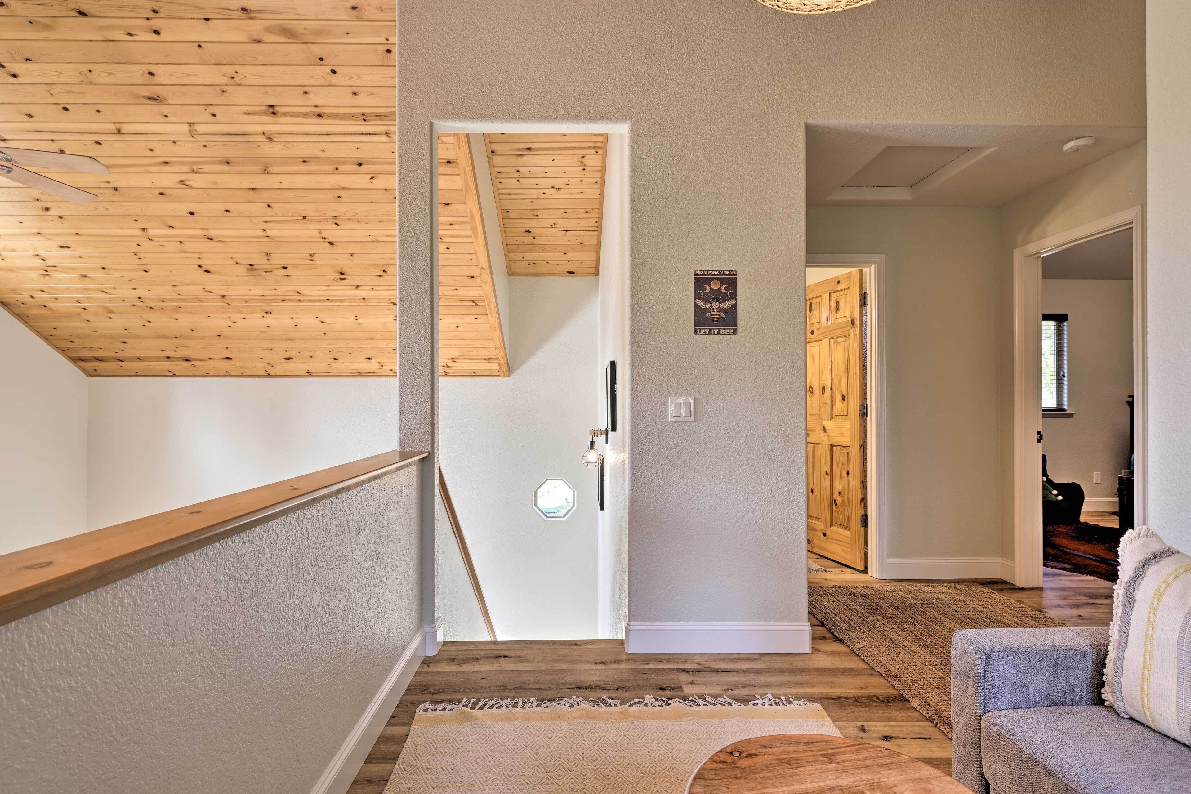 Updated Arnold Cabin w/ Views, Near Hikes!