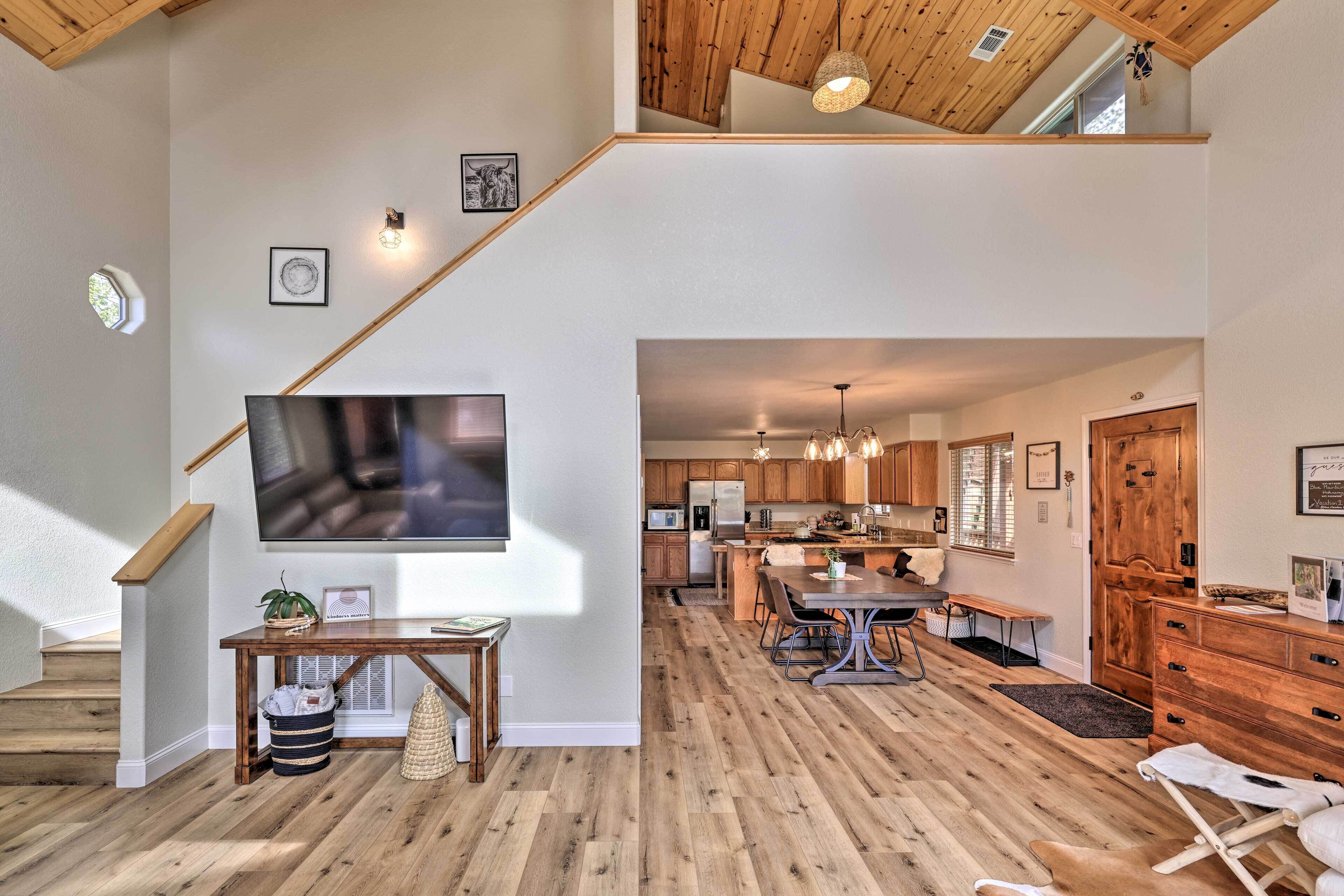 Updated Arnold Cabin w/ Views, Near Hikes!