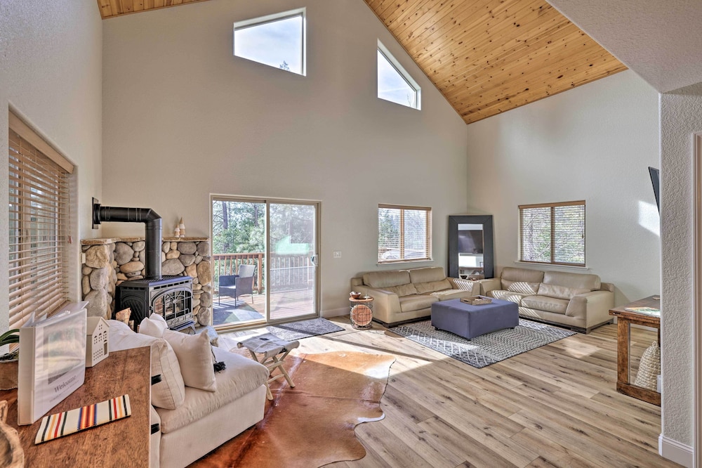 Updated Arnold Cabin w/ Views, Near Hikes!