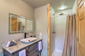 Cottage (2 Bedrooms) | Salle de bain | Douche