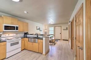 Cottage (2 Bedrooms) | Private kitchen - Unit < 11 Mi to Alma Performing Arts Center! (Alma)