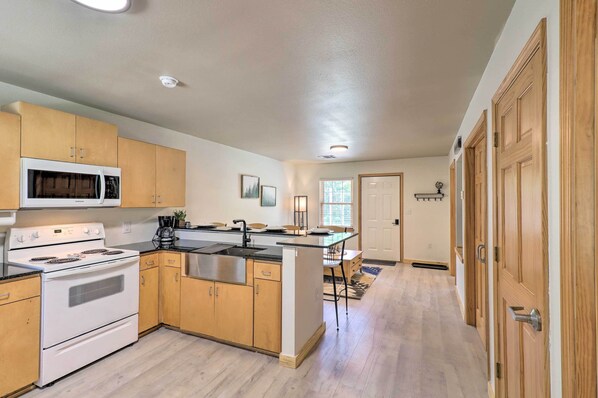 ChaumiÚre (2 Bedrooms) | Cuisine privée | Four à micro-ondes, un four, surface de cuisson, mélangeur