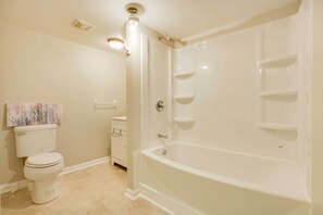Departamento (3 Bedrooms) | Baño | Amenidades de baño gratuitas y toallas 