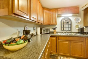 Apartment (3 Bedrooms) | Private kitchen - Lexington Apt Rental Near VA Military Institute! (Lexington)