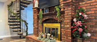 Waterfront Yard, Dock + Game Room: Linn Creek Home