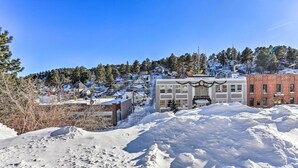 Un pueblo cubierto de nieve con un edificio que dice "City Hall" en el centro.