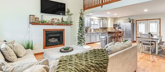 Williamstown Gem w/ Private Pool & Hot Tub!