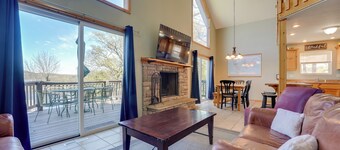 Relaxing Lakeview Retreat in Reeds Spring w/ Deck