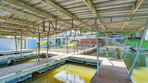 Un espace piscine couvert doté de terrasses en bois et de rampes en métal.