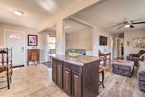 Books - Rockaway Beach House w/ Fire Pit & River View! (Rockaway Beach)