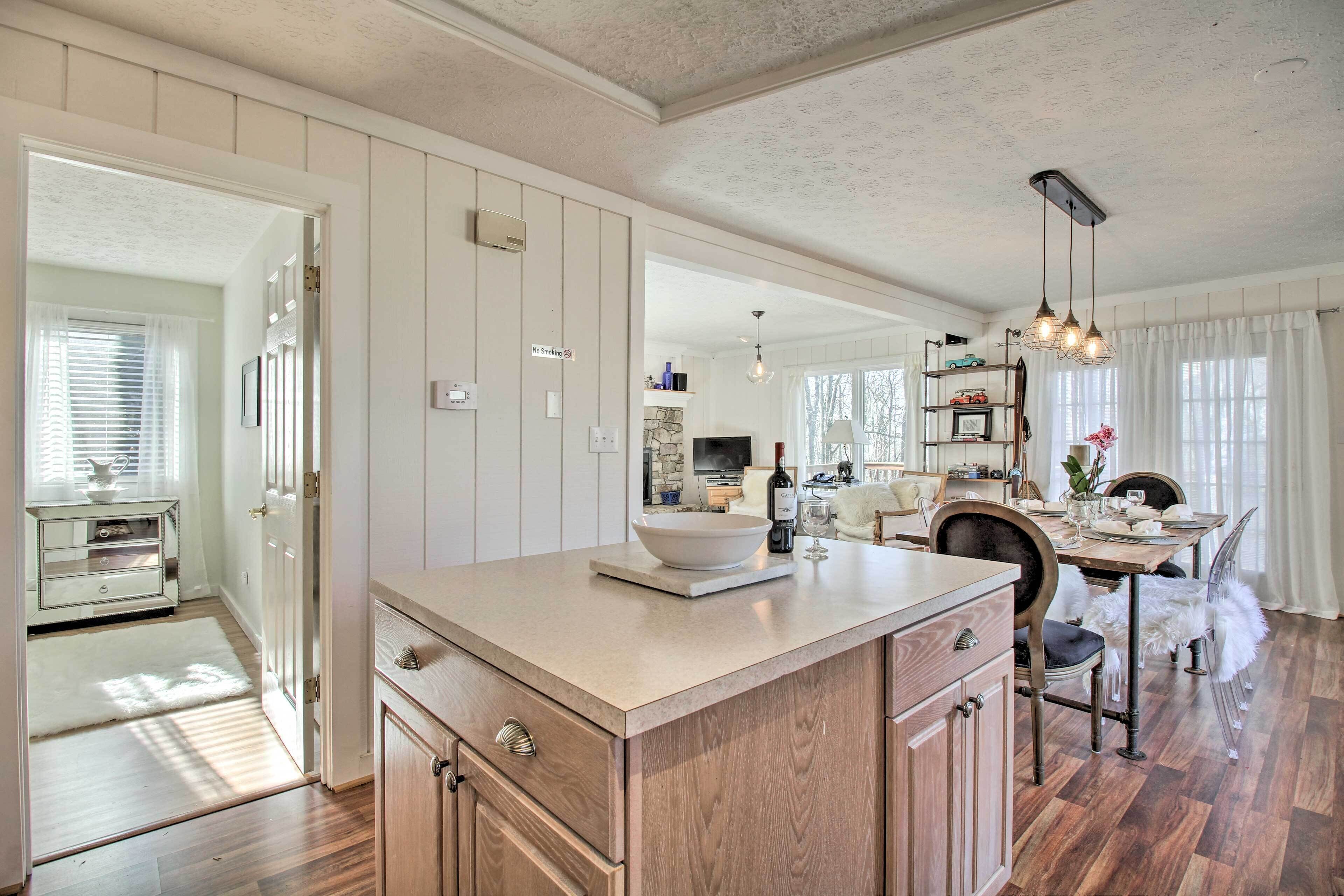 Wintergreen Resort Retreat w/ Hot Tub!