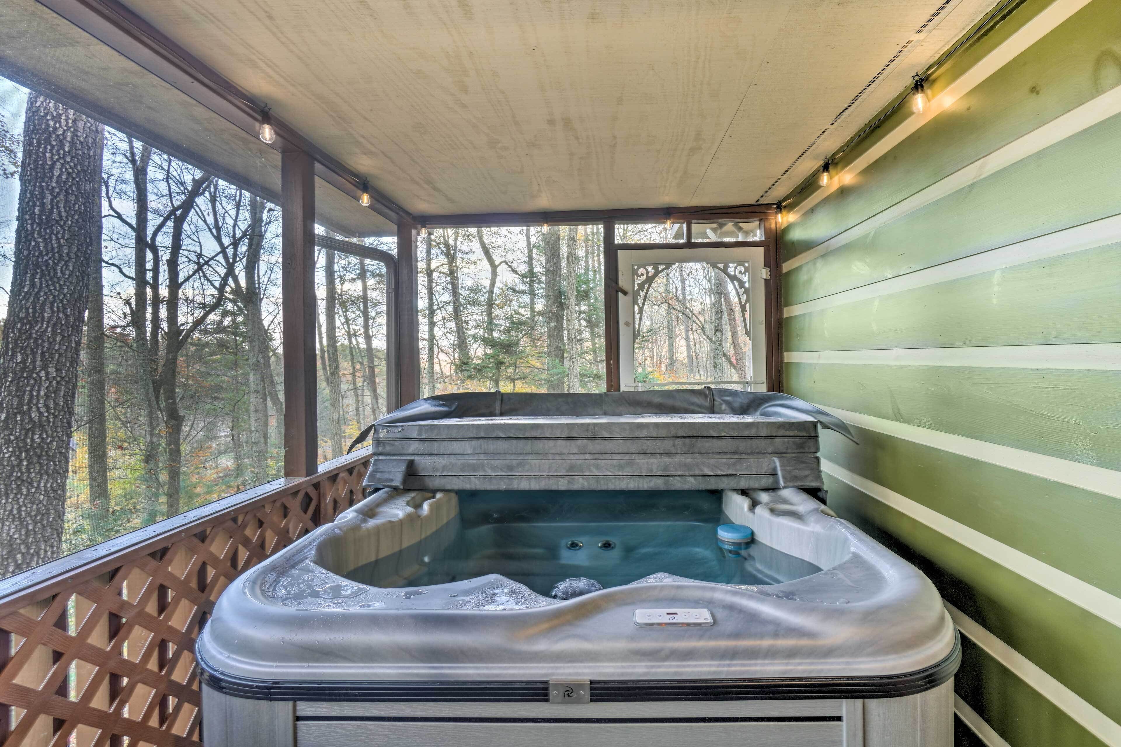 Woodsy Pigeon Forge Hideaway: Private Hot Tub