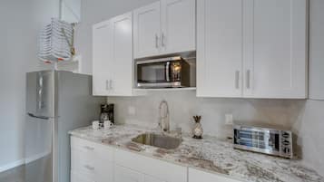Apartment (0 Bedroom) | Private kitchen | Microwave, cookware/dishes/utensils, paper towels