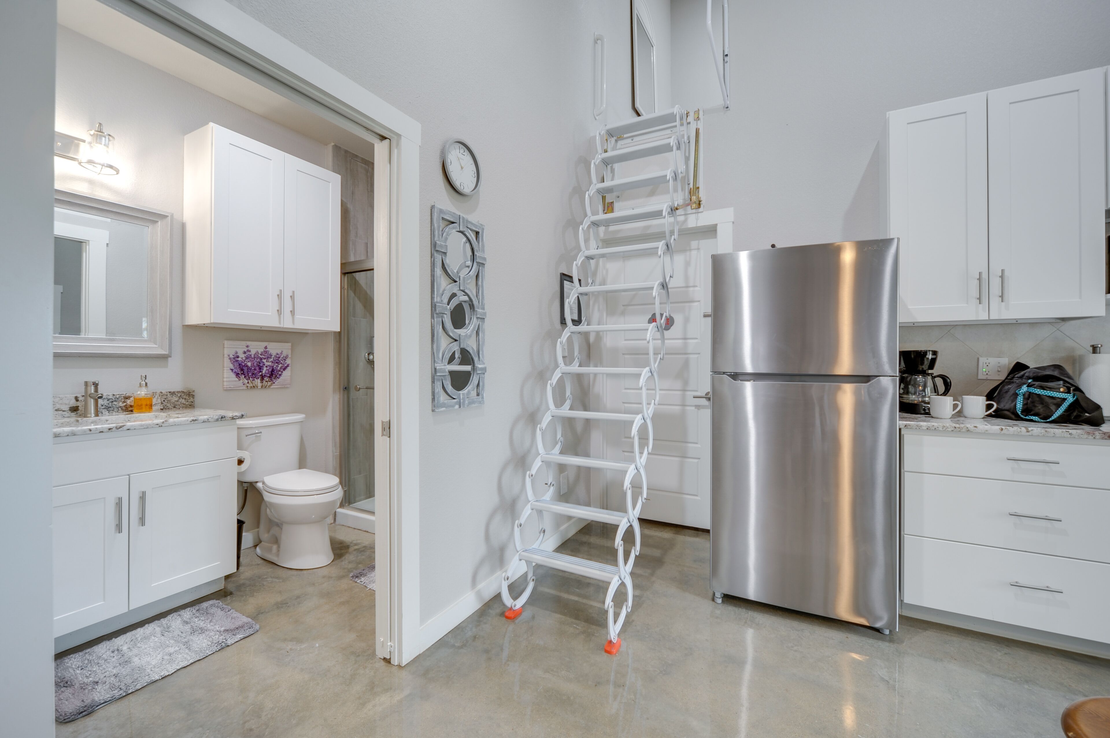 Microwave, cookware/dishes/utensils, paper towels