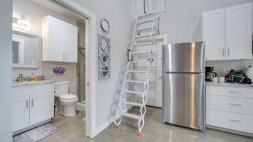 Microwave, cookware/dishes/utensils, paper towels