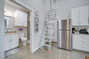 Micro-ondas, talheres/pratos/utensílios de cozinha, toalhas de papel