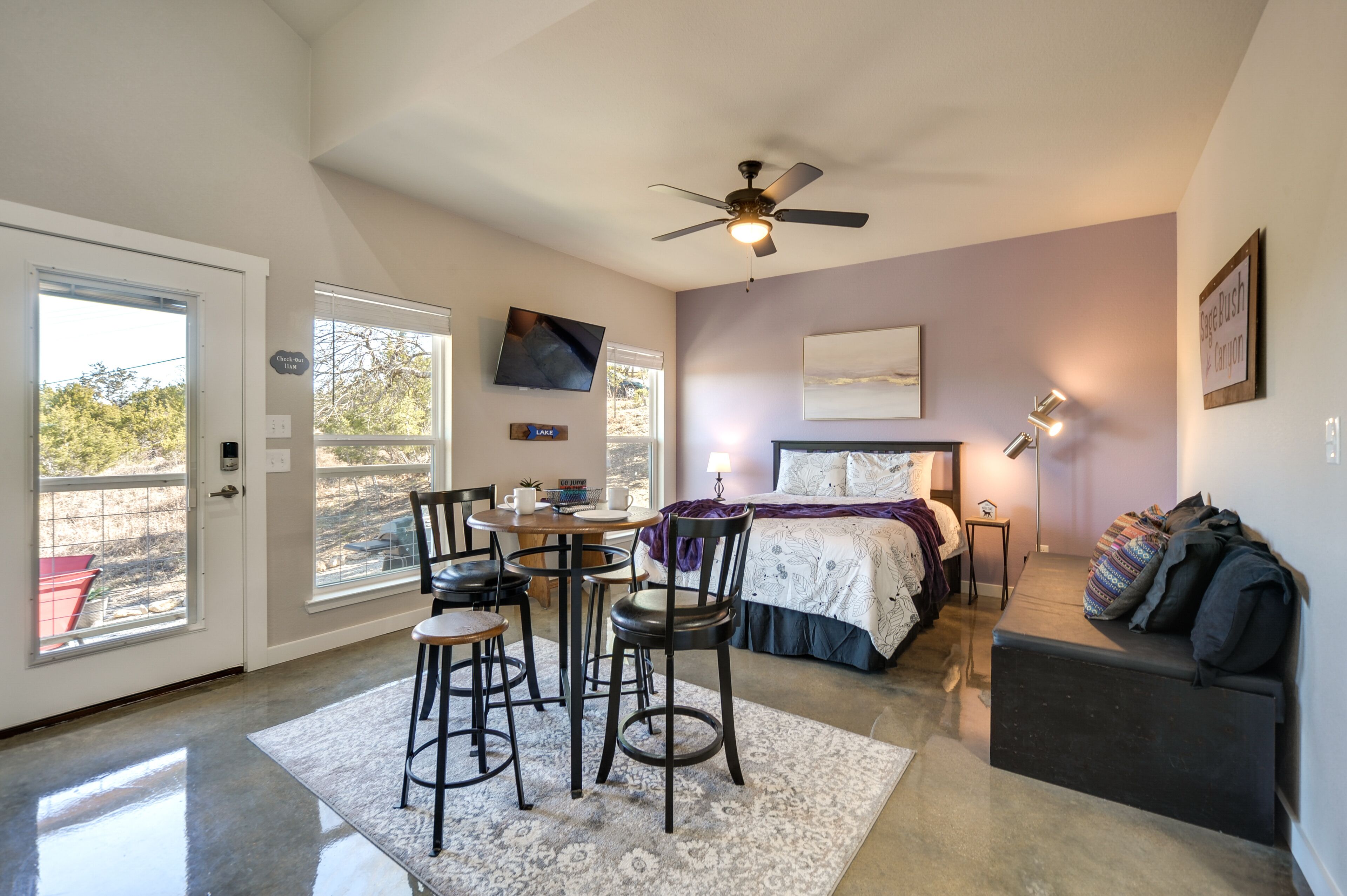 Stunning Texas Studio < 1 Mi to Canyon Lake!