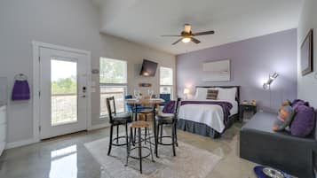 Iron/ironing board, bed sheets