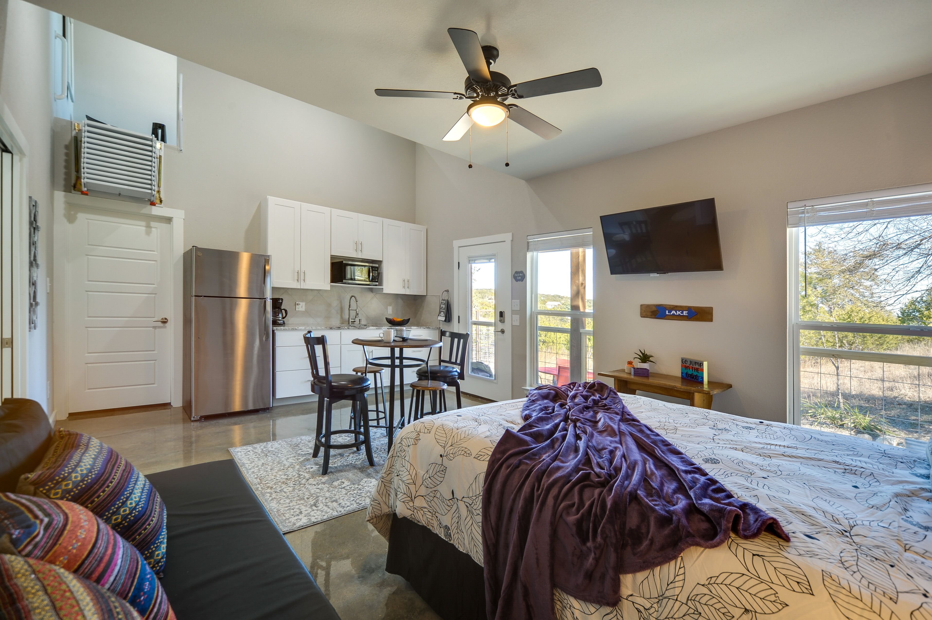 Stunning Texas Studio < 1 Mi to Canyon Lake!