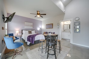 Iron/ironing board, bed sheets - Stunning Texas Studio < 1 Mi to Canyon Lake! (Canyon Lake)