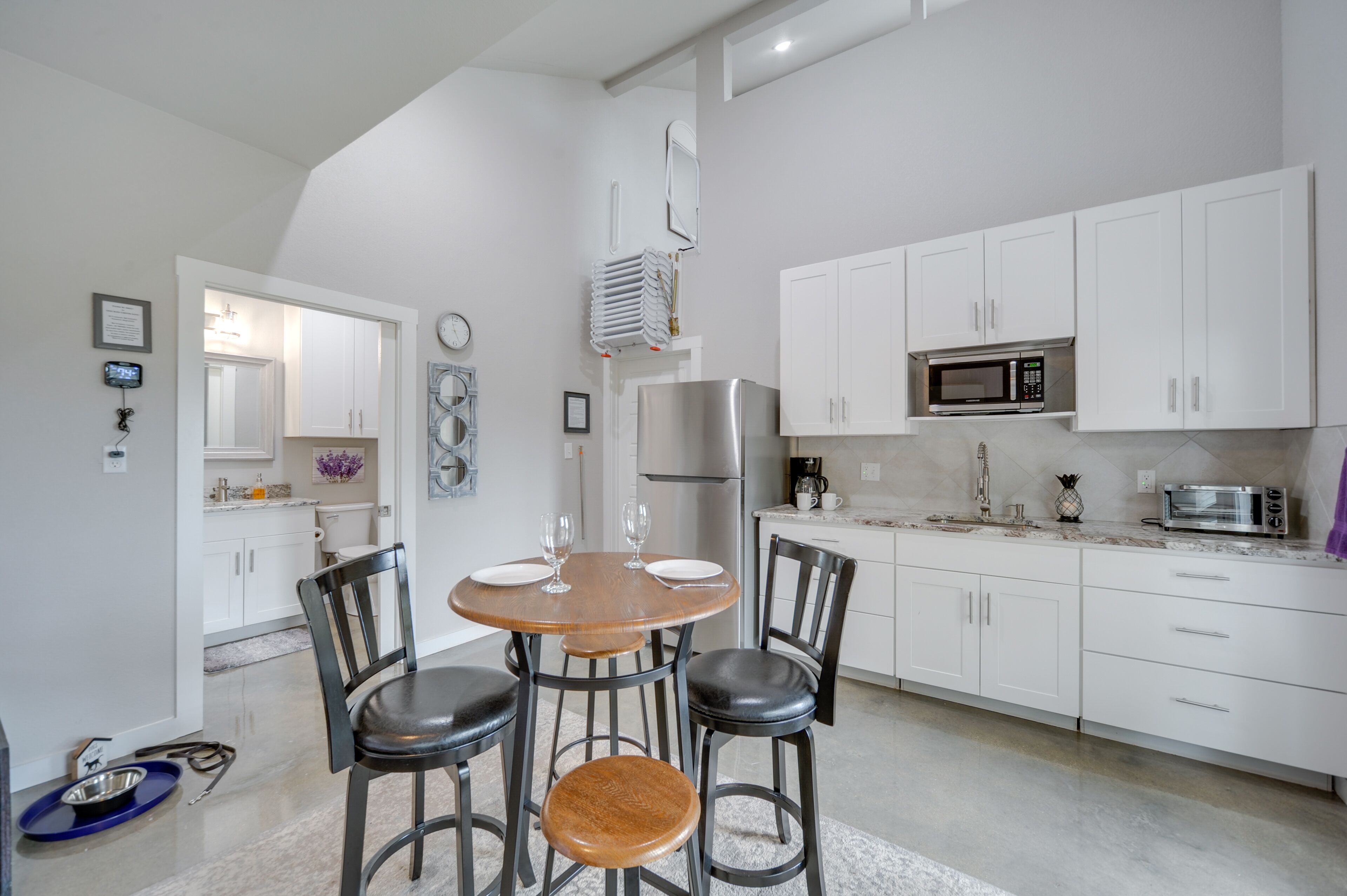 Apartment (0 Bedroom) | Private kitchen | Microwave, cookware/dishes/utensils, paper towels