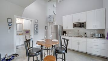 Apartment (0 Bedroom) | Private kitchen | Microwave, cookware/dishes/utensils, paper towels