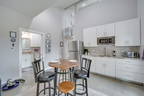 Apartamento (0 Bedroom) | Cozinha privada | Micro-ondas, talheres/pratos/utensílios de cozinha, toalhas de papel