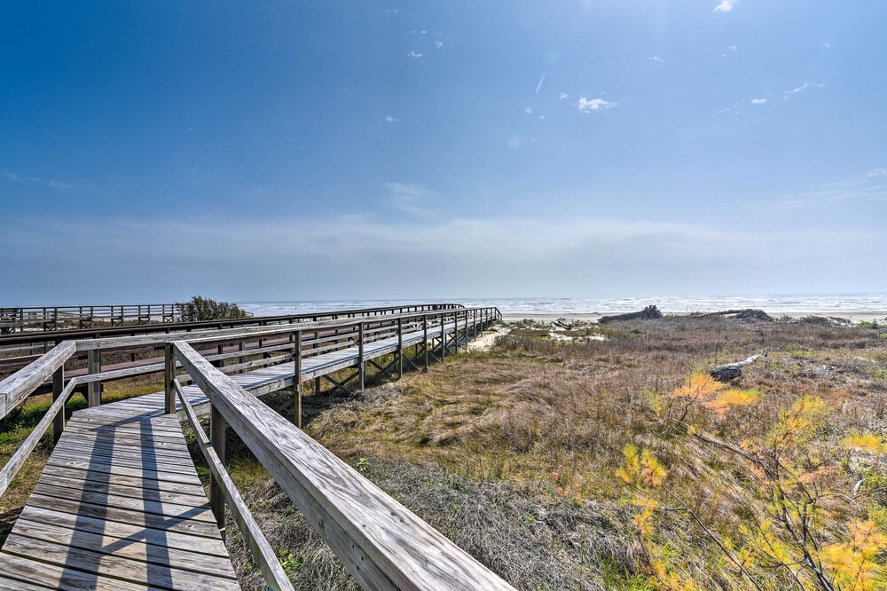Vibrant Oceanfront House w/ Private Beach!