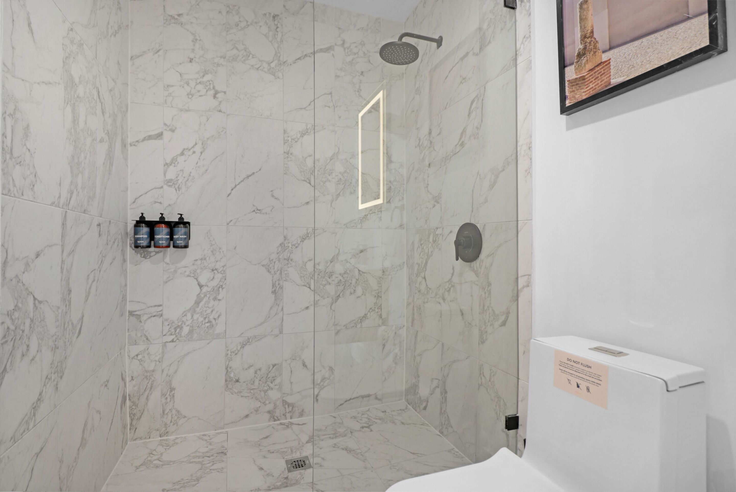 Douche, douche à « effet pluie », articles de toilette gratuits