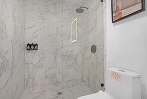 Dusche, Regendusche, kostenlose Toilettenartikel, Haartrockner