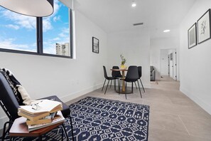 Classic-Apartment | Essbereich im Zimmer
