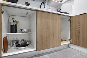 Kjøleskap, kaffetrakter/tekoker, vannkoker og brødrister