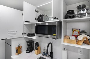 Kühlschrank, Wasserkocher mit Kaffee-/Teezubehör, Wasserkocher, Toaster