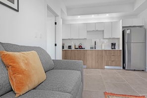 Classic-Apartment | Wohnbereich | 21-Zoll-Smart-TV mit Kabelempfang, Fernseher