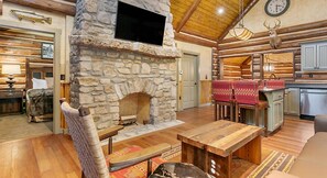 Smart TV, fireplace - Wilderness Club at Big Cedar - 3 Bedroom Presidential Cabin - July 4th Week (Ridgedale)