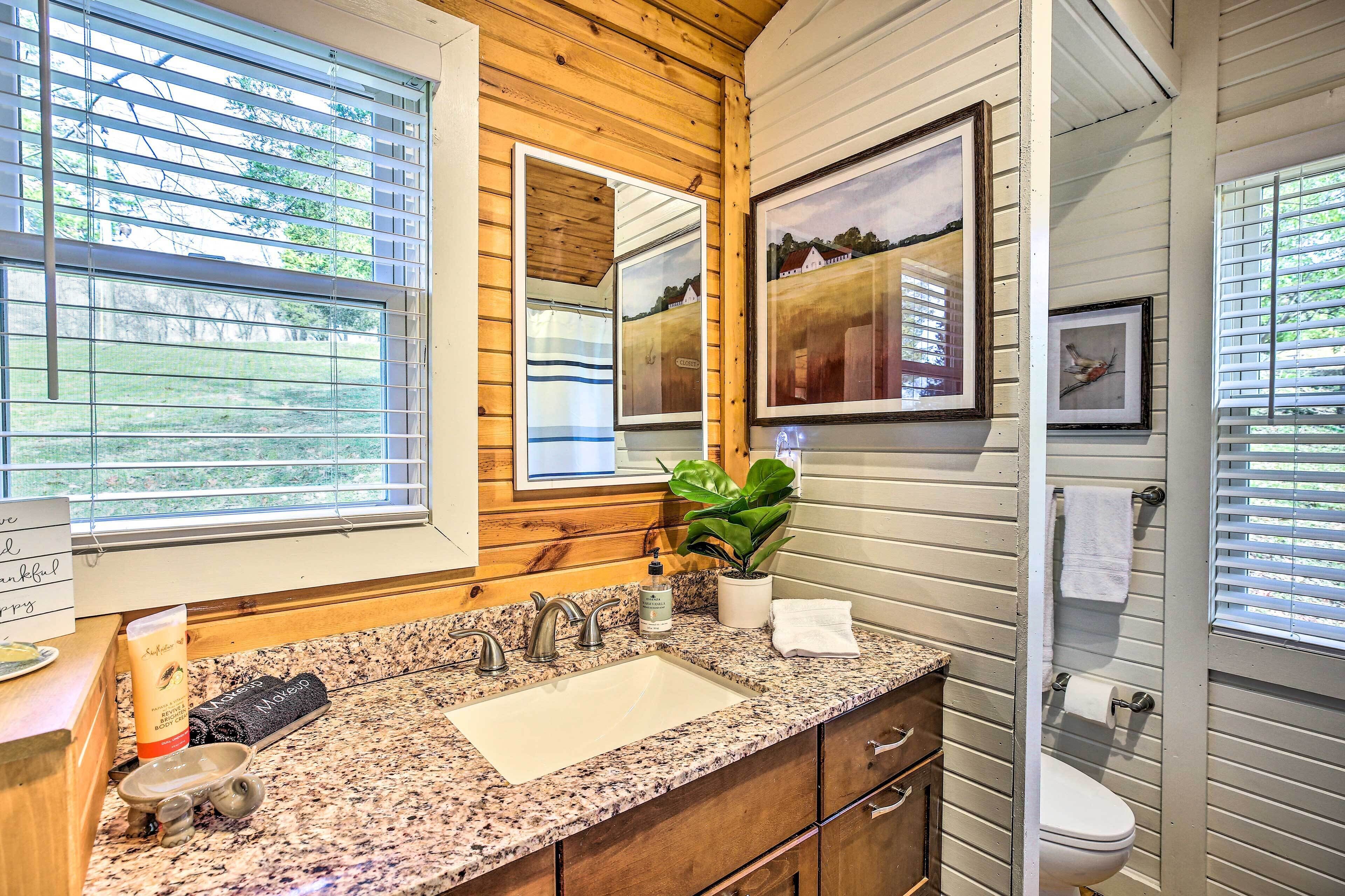 Sunny Hill Cottage Dry Ridge Escape w/ Deck!