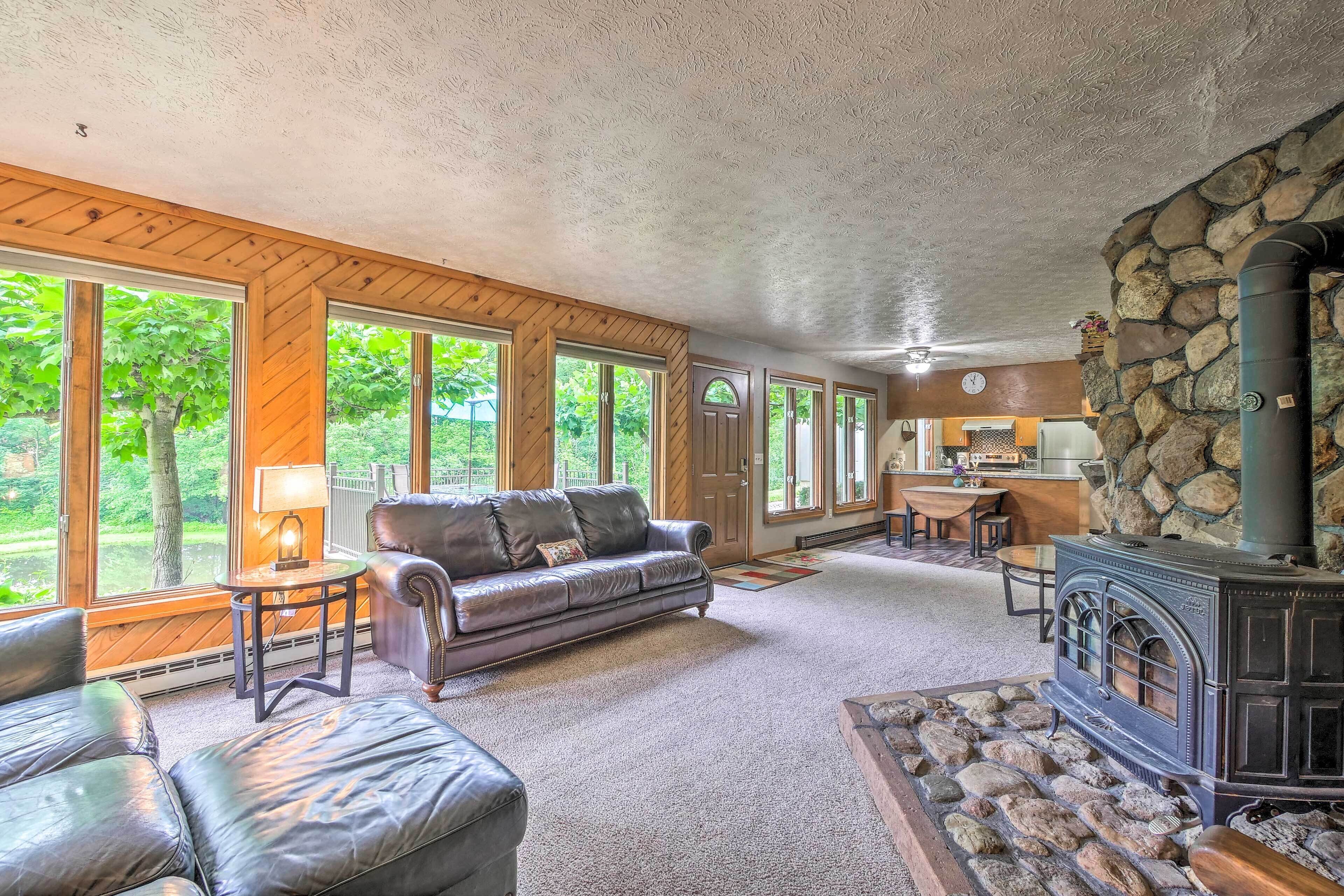 Mimis Place ~ Peaceful Duplex With Deck!