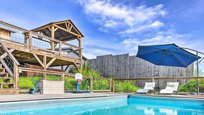 A swimming pool with a wooden deck, a basketball hoop, and lounge chairs. - Amenity-packed Nebo Oasis w/ Deck & Mtn Views (Nebo)