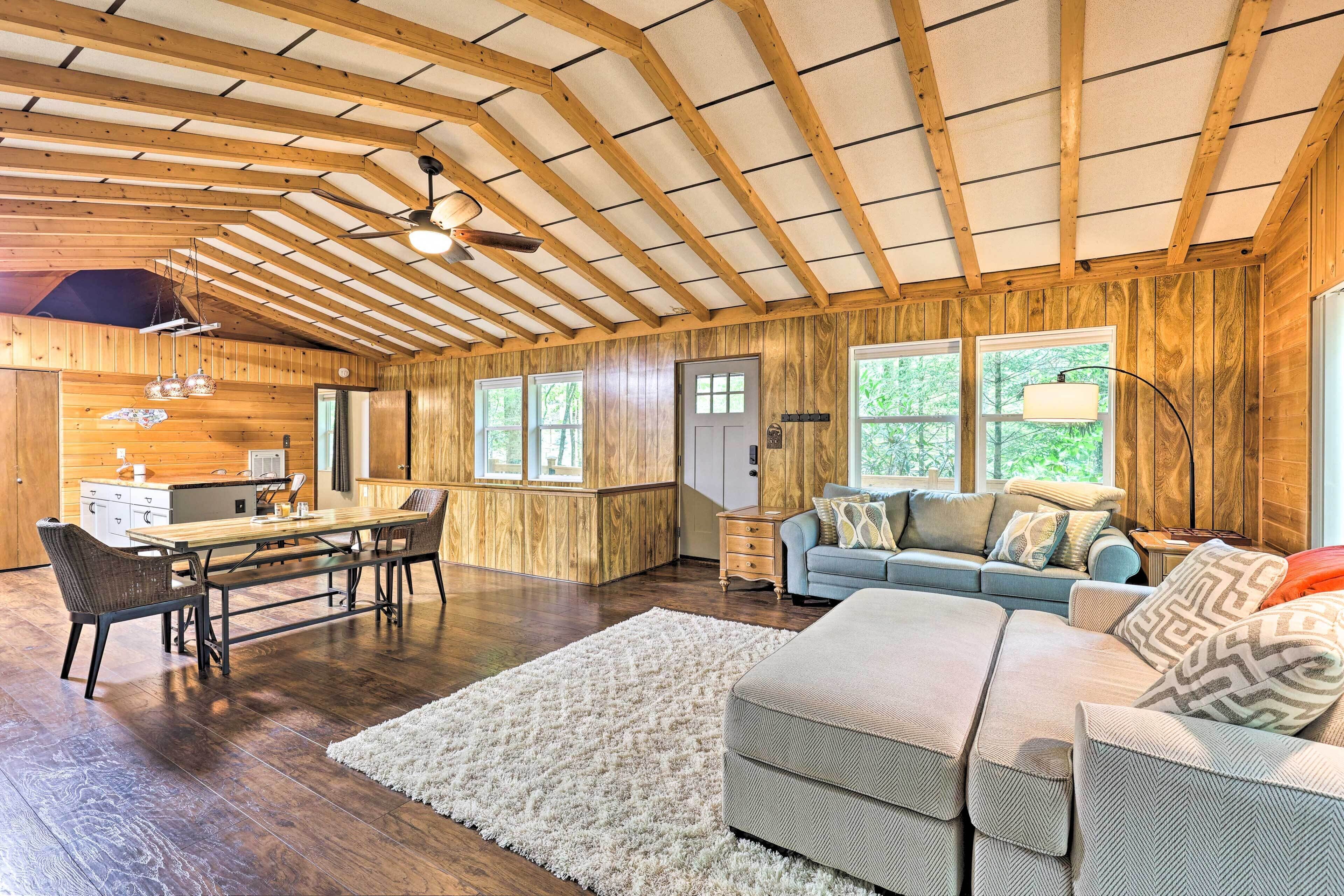 4-season Family Retreat ~ 2 Mi to Ski Resort!