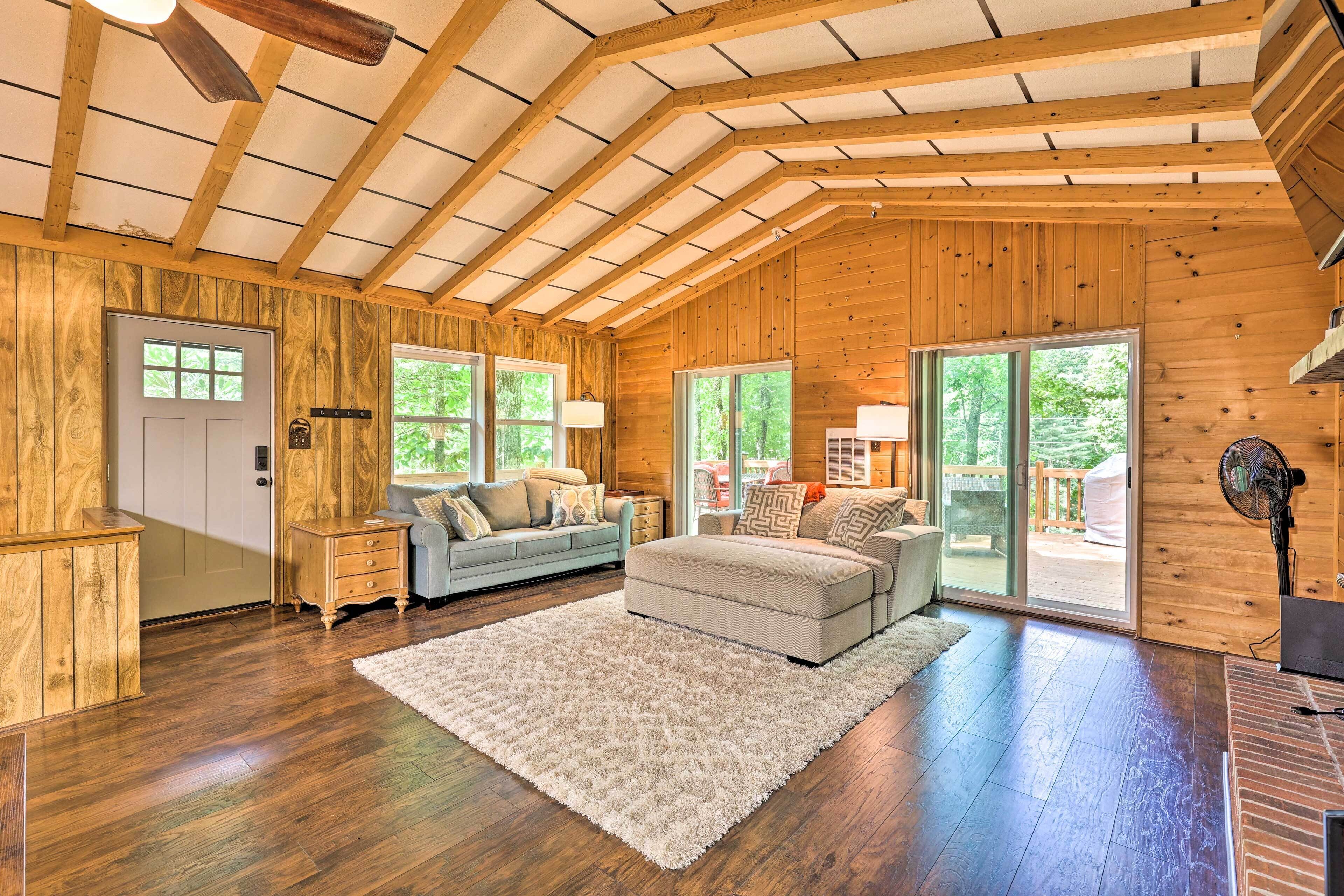 4-season Family Retreat ~ 2 Mi to Ski Resort!