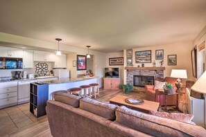 Front of property - Bend Condo w/ Deck, Resort-style Amenities & Views (Bend)