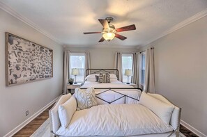 3 dormitorios, tabla de planchar con plancha, ropa de cama