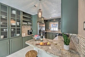 Microwave, oven, stovetop, dishwasher - Beautifully Updated Home < 2 Mi to Texas A&m! (Bryan)