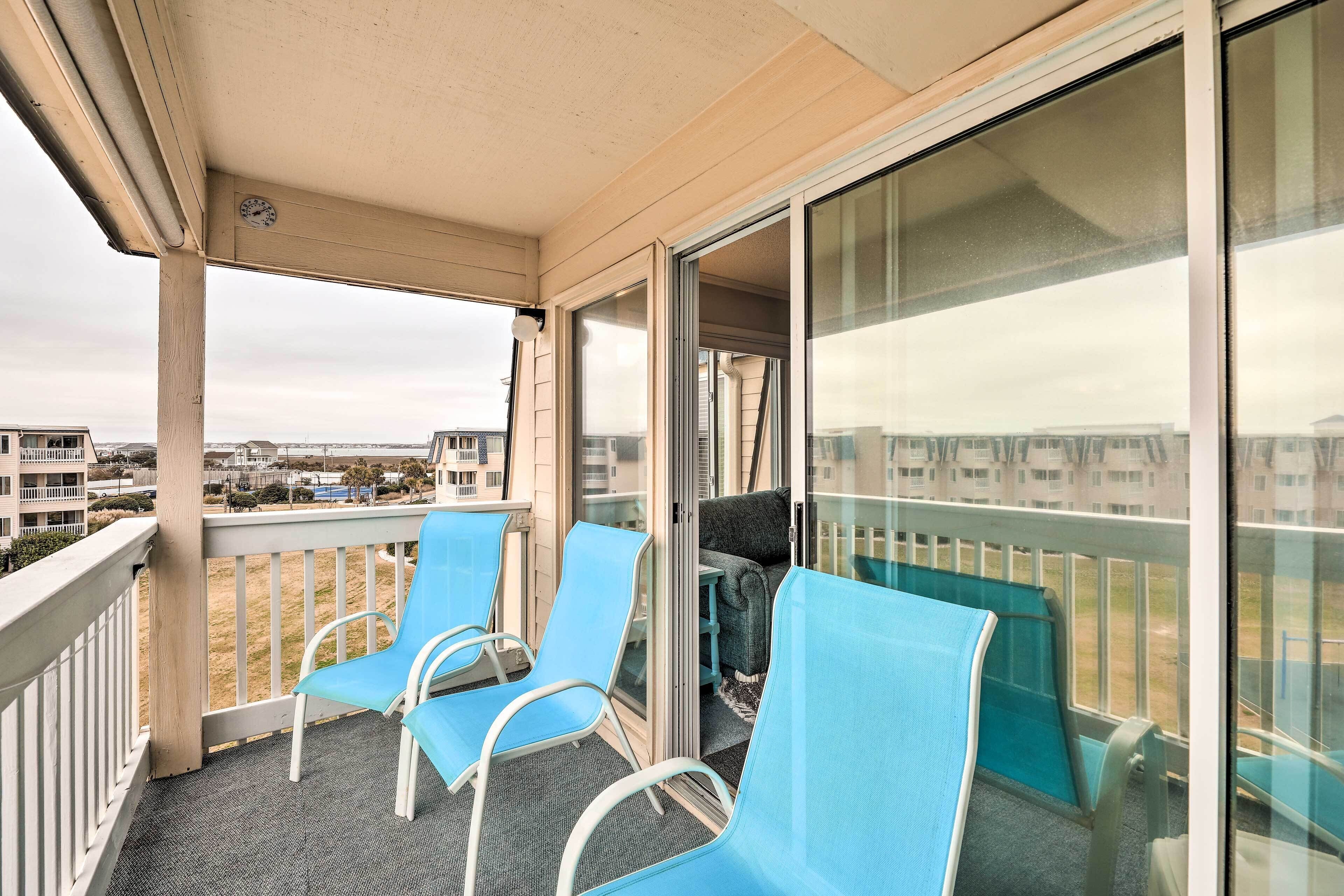 Atlantic Beach Condo w/ Pool: Steps to Beach!